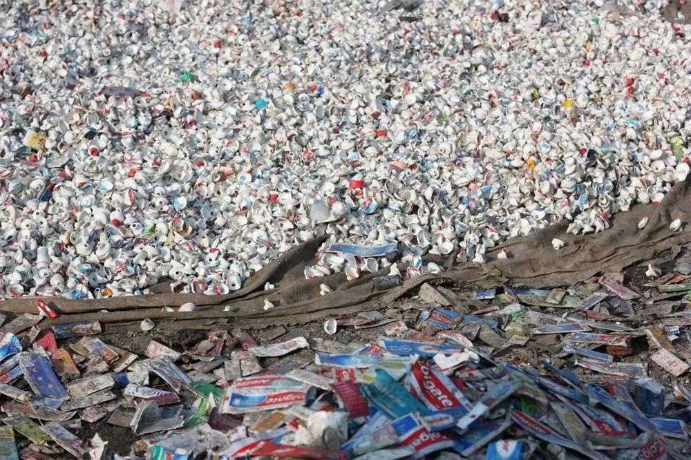 再也不用「擠牙膏」，高露潔換上的「潤滑劑」包裝，讓牙膏從此一滴不剩